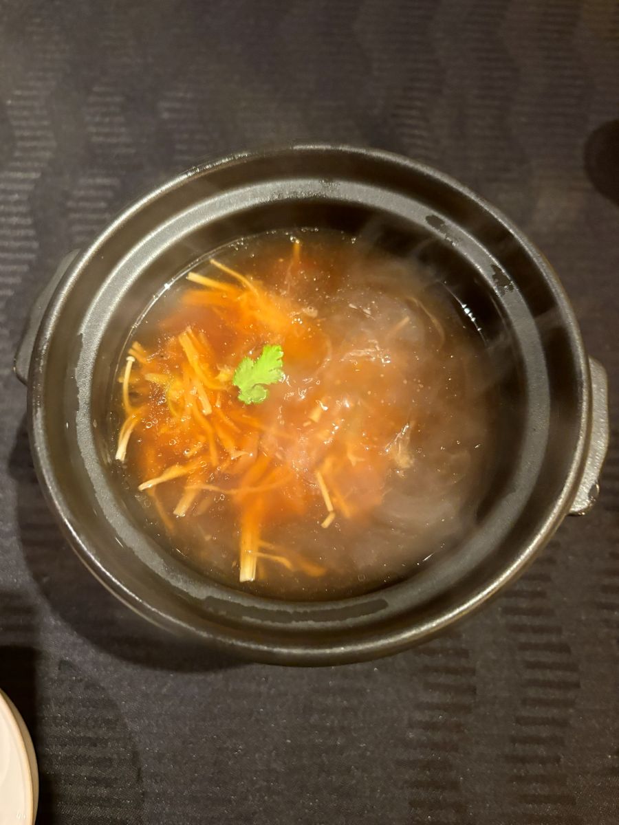 コース「朱雀」の「ふかひれといろいろ野菜の煮込み・土鍋仕立て」(筆者撮影)