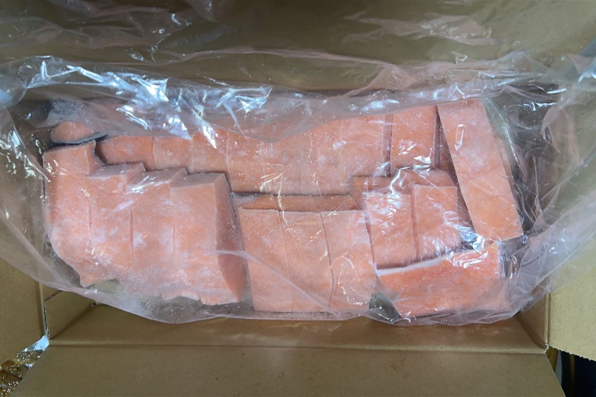 ふるさと納税の返礼品で届いた気仙沼市の骨なし鮭の切り身(筆者撮影)