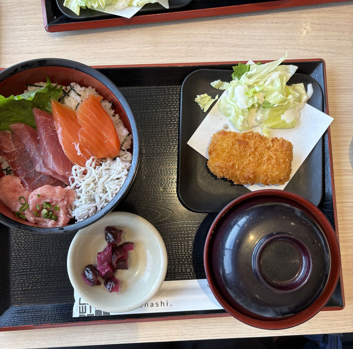 まぐろ・サーモン・ねぎとろ・しらすがのった4種丼とまぐろカツのセット(筆者撮影)