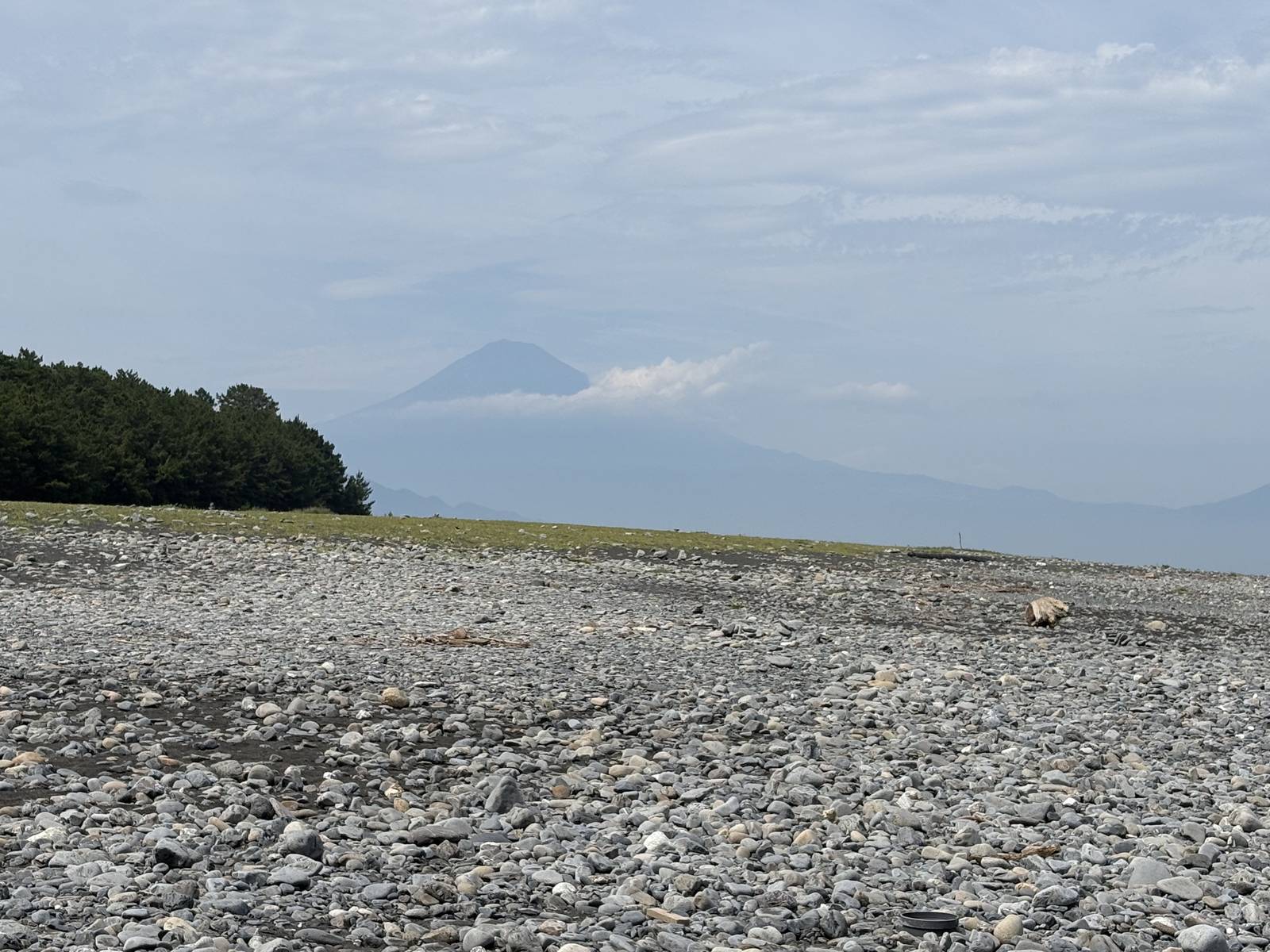 三保の松原の玉石の浜と松林、その向こうにうっすら霞む富士山(筆者撮影)