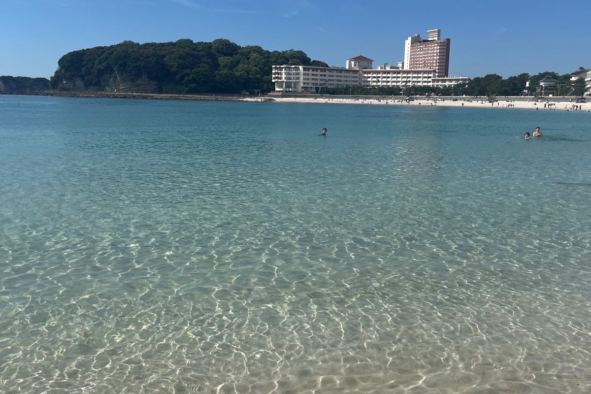 白良浜の白い砂浜と透明な海。奥にホテル群が見える(筆者撮影)